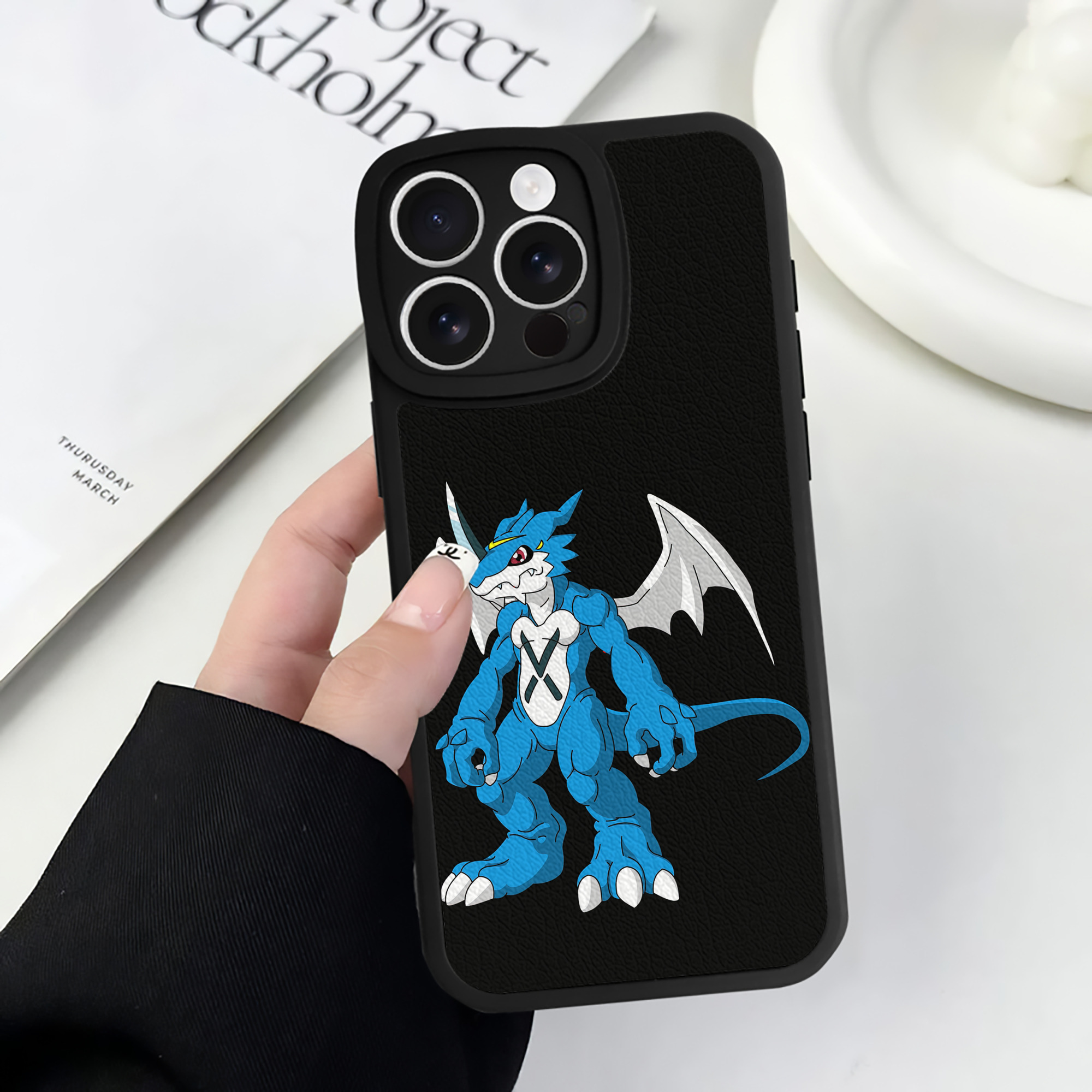 （画像用） Digimon デジタルモンスター/デジモン 【iPhone 16シリーズ対応】シリコンスマホケース（レザー調） 材質：シリコン